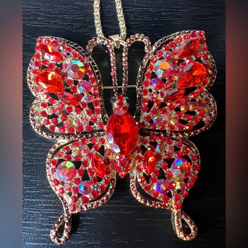 🦋 NWT! Red Rhinestone Butterfly Necklace